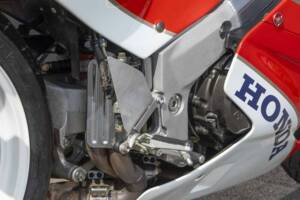 Image 18/50 of Honda VFR 750R RC 30 (1989)