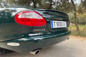 Image 19/40 de Jaguar XKR (1998)