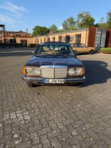 Image 2/31 of Mercedes-Benz 230 CE (1984)
