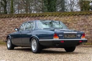 Image 2/50 of Jaguar XJ 12 (1987)