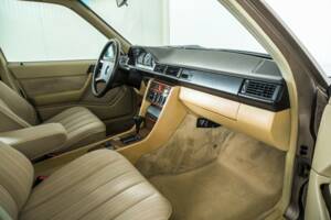 Image 12/50 of Mercedes-Benz 300 TD (1986)