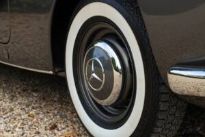 Image 36/50 of Mercedes-Benz 190 SL (1960)