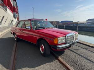 Image 2/65 of Mercedes-Benz 200 D (1982)