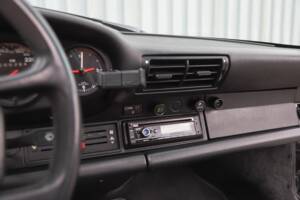 Image 75/108 de Porsche 911 Carrera 3.2 (1989)