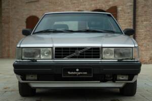 Image 3/50 de Volvo 780 Bertone 2.4 TD (1987)