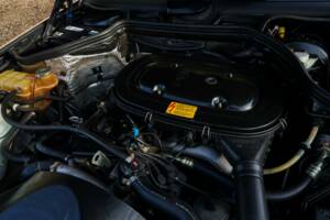 Image 15/50 of Mercedes-Benz 200 E (1992)