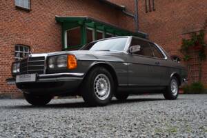 Image 7/15 of Mercedes-Benz 230 CE (1983)