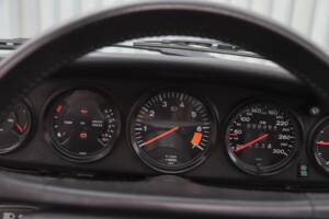 Image 73/108 de Porsche 911 Carrera 3.2 (1989)