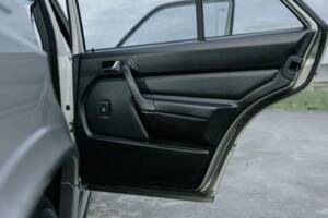 Image 34/69 de Mercedes-Benz 190 E 2.3-16 (1988)