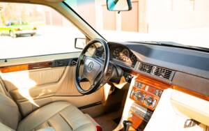 Bild 23/38 von Mercedes-Benz 500 E (1991)