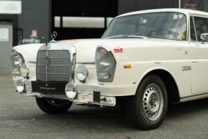 Imagen 10/50 de Mercedes-Benz 220 S (1967)