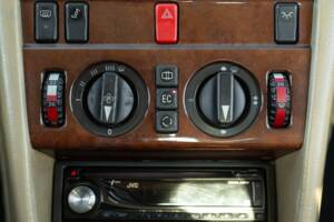 Afbeelding 32/50 van Mercedes-Benz 200 CE (1992)