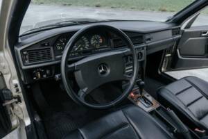 Image 38/69 de Mercedes-Benz 190 E 2.3-16 (1988)