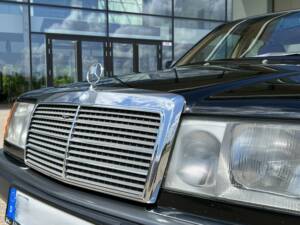 Immagine 8/36 di Mercedes-Benz 300 E 4-Matic (1989)