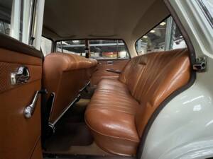 Image 18/29 de Mercedes-Benz 230 S (1965)