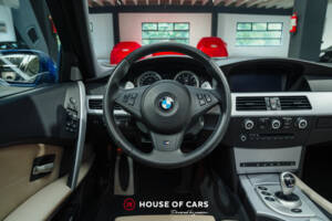 Image 17/25 of BMW M5 (2005)