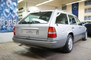 Image 9/36 de Mercedes-Benz E 220 T (1993)
