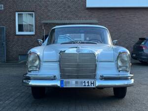 Image 11/29 de Mercedes-Benz 230 S (1965)