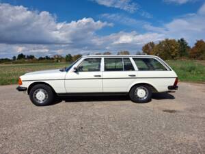 Image 3/20 of Mercedes-Benz 200 T (1983)