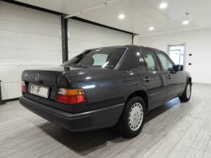 Image 4/14 of Mercedes-Benz 200 (1987)