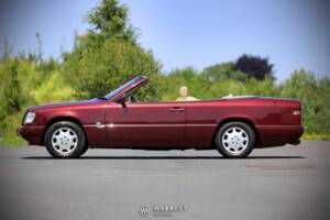 Bild 2/79 von Mercedes-Benz E 220 (1996)