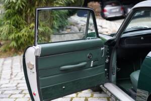 Image 14/22 de Aston Martin DB 6 Mk II (1970)