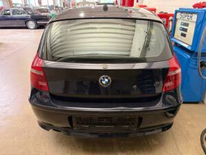 Image 15/18 of BMW 118i (2008)