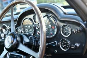 Image 17/19 of Aston Martin DB 6 (1969)