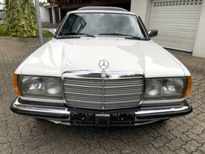 Image 3/24 de Mercedes-Benz 230 CE (1985)