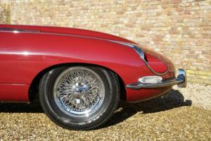 Image 30/50 de Jaguar E-Type (1968)
