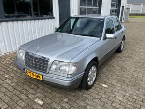 Image 3/10 de Mercedes-Benz E 220 (1995)