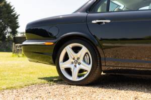 Image 38/43 of Jaguar XJR (2003)