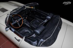 Image 6/7 de Jaguar E-Type (1970)