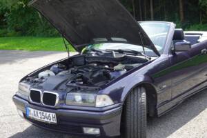 Image 18/21 de BMW 320i (1994)