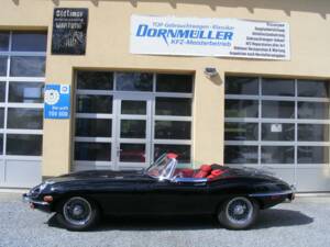 Image 2/30 de Jaguar E-Type (1971)
