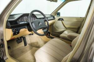 Image 11/50 of Mercedes-Benz 300 TD (1986)