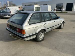 Image 4/8 of BMW 318i Touring (1993)