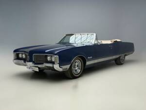 Image 4/23 of Oldsmobile Ninety-Eight (1968)