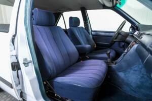 Image 13/50 of Mercedes-Benz 200 (1986)