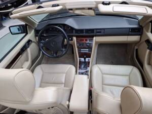 Image 8/42 of Mercedes-Benz 300 CE-24 (1993)