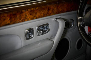 Bild 38/77 von Bentley Azure (2001)