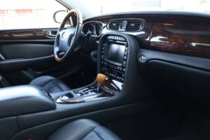 Image 38/50 of Jaguar XJ 8 4.2 (2004)