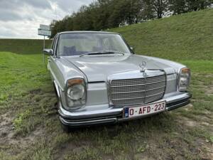 Image 3/8 of Mercedes-Benz 230/4 (1975)