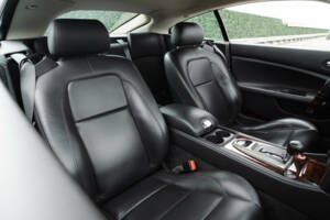 Image 16/33 of Jaguar XKR (2008)