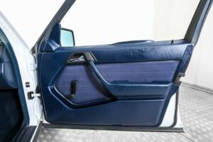 Image 19/50 of Mercedes-Benz 200 (1986)