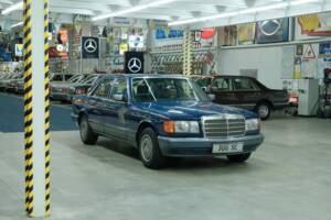 Bild 50/50 von Mercedes-Benz 300 SE (1990)