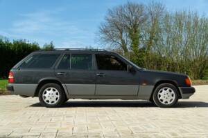 Imagen 5/50 de Mercedes-Benz 200 TE (1993)
