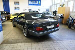 Immagine 23/30 di Mercedes-Benz 320 CE (1993)