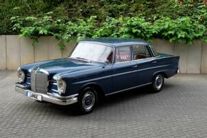 Image 16/76 de Mercedes-Benz 220 S b (1963)