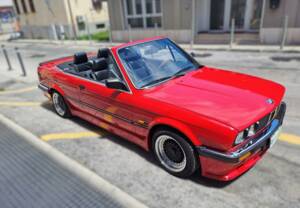 Immagine 2/50 di BMW 320i (1989)